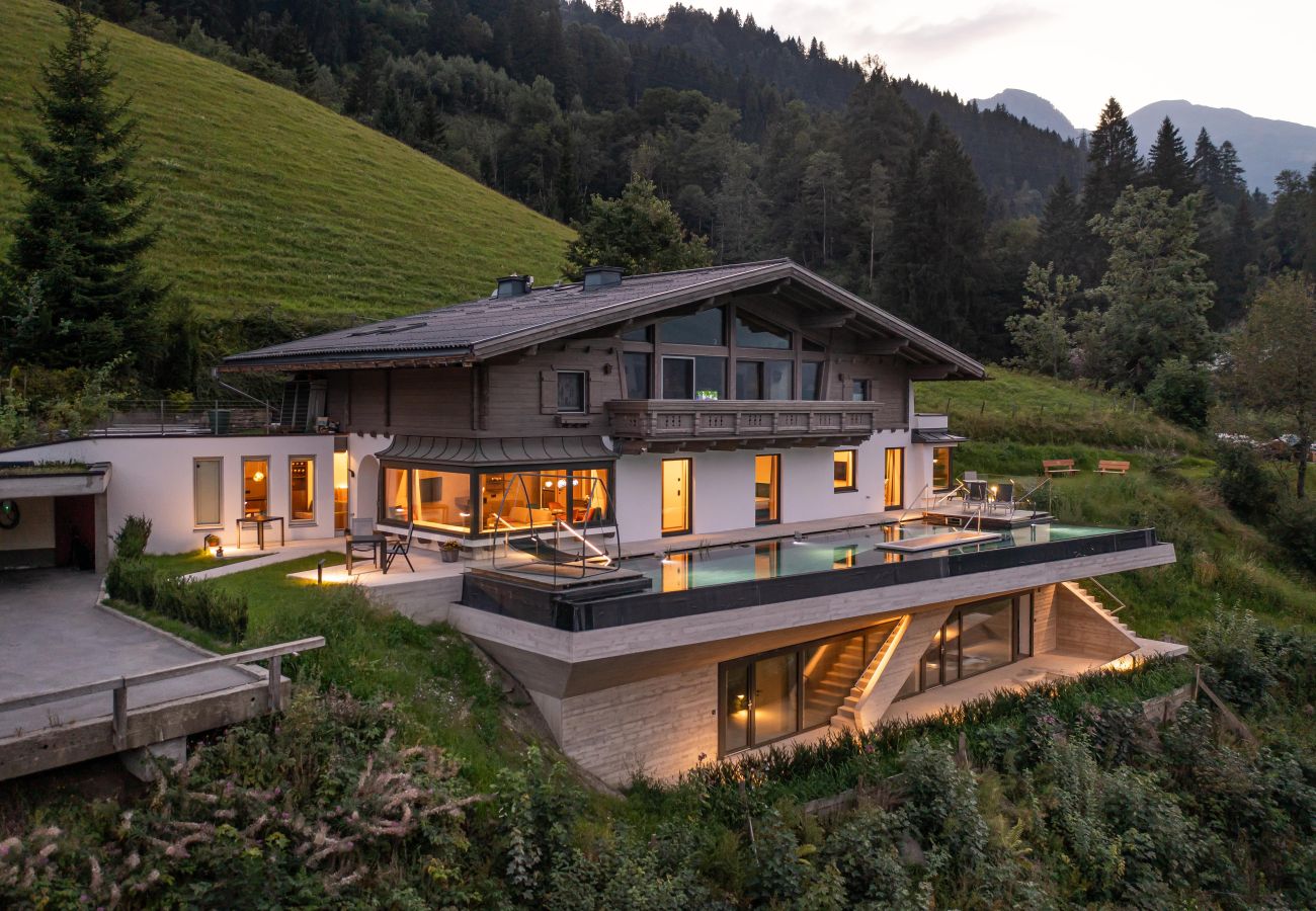  Luftaufnahme des Hauses in grünen Bergen, mit Garten und ruhiger Lage, Ferienwohnungen am Infinity-Pool mit Wellness. 